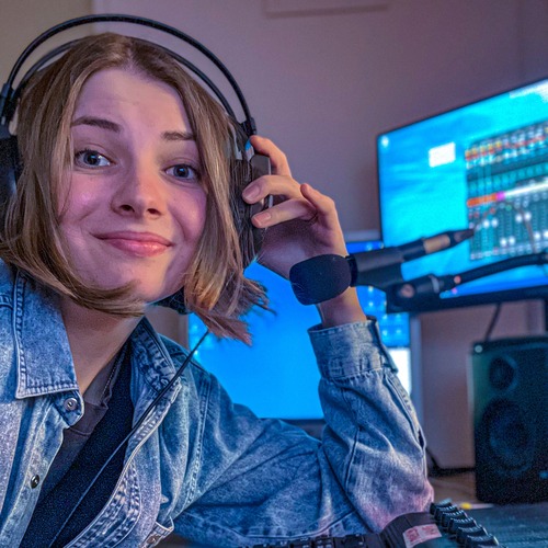 Fotka hosta Lucka Pekárková k přednášce Od nápadu k hitu - Jak skládat, nahrávat a zveřejnit vlastní píseň.