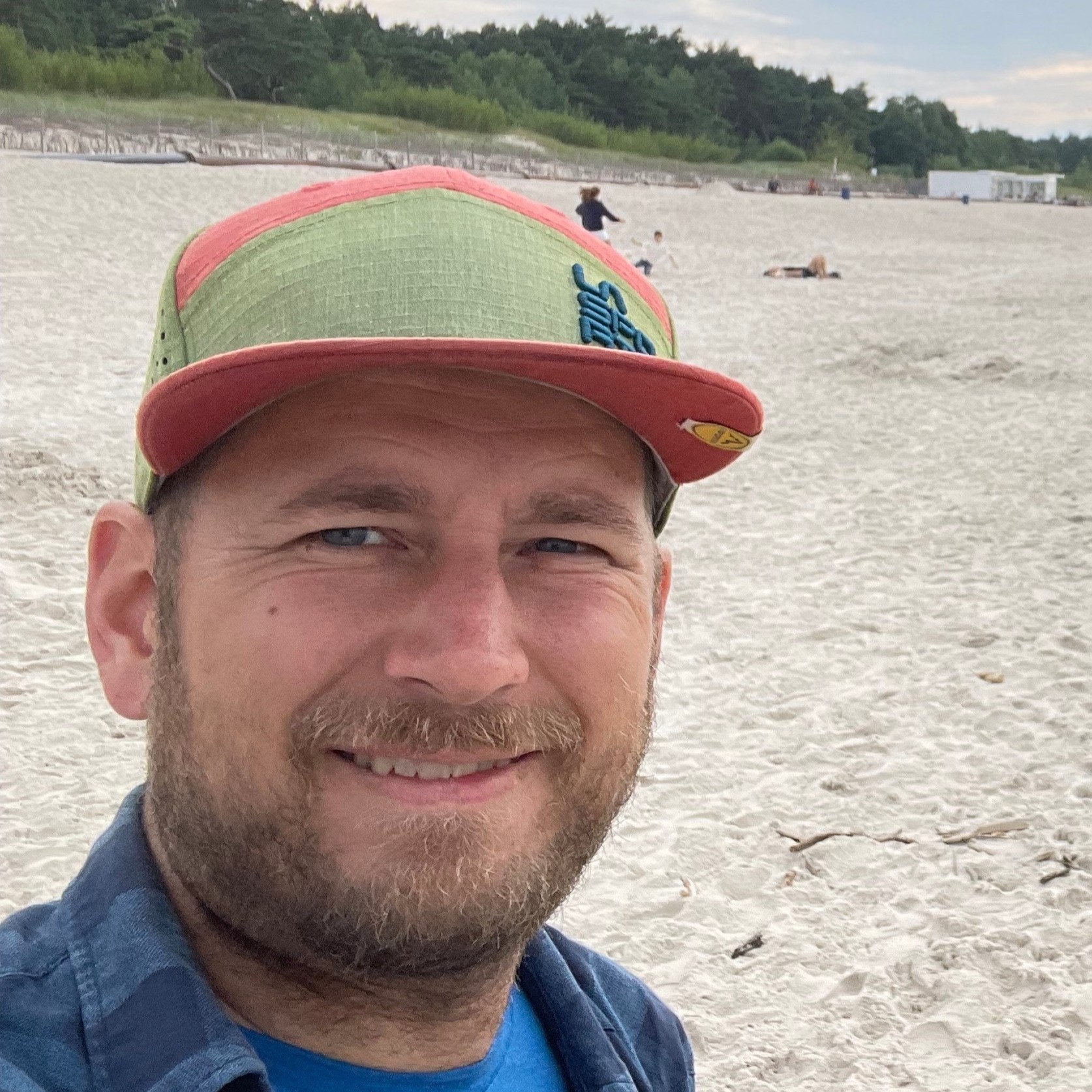 Fotka hosta Vojtěch Pražák k přednášce Krása českého znakového jazyka.