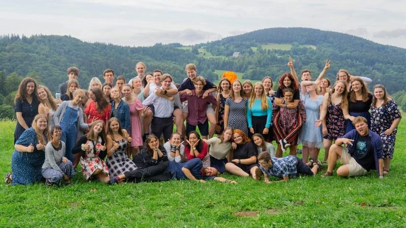 Skupinová fotka mládeže při hudebním týdnu před kostlem sv. Matouše.